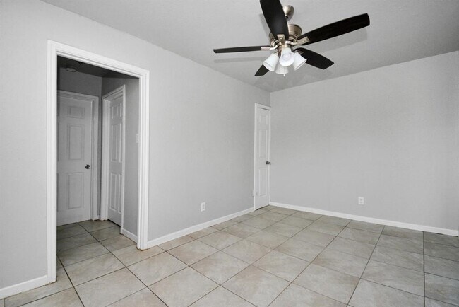 8127 COLONIAL LANE photo 5