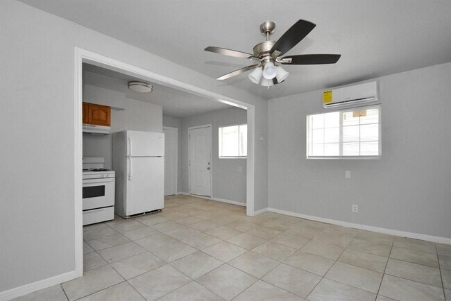 8127 COLONIAL LANE photo 4