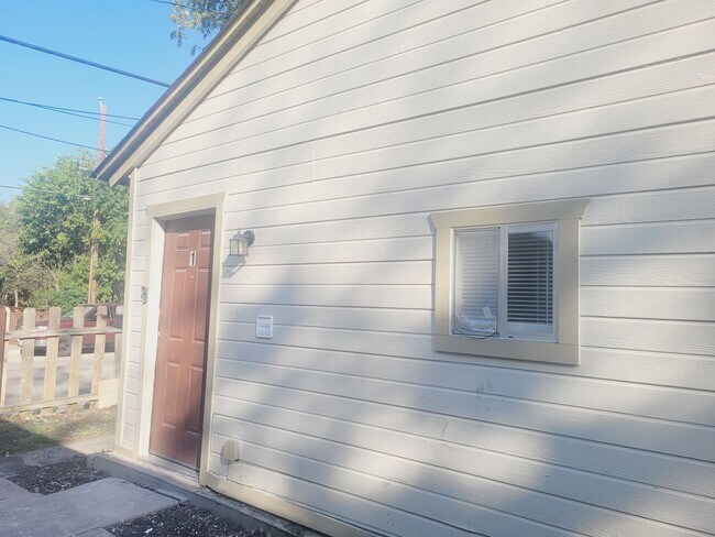 510 S Pine St San Antonio, TX 78203 photo 2