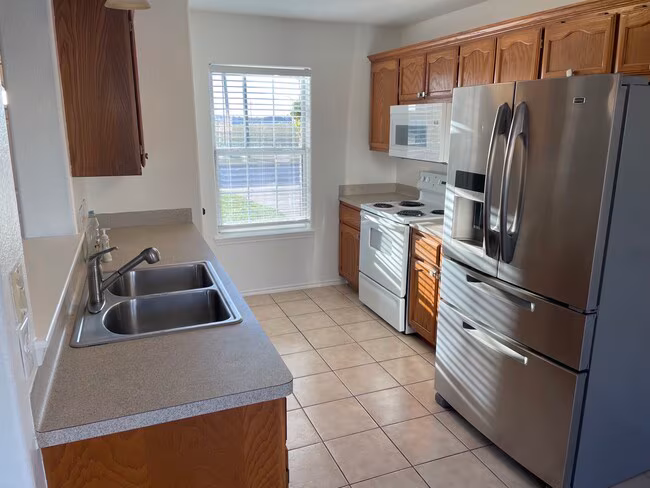 2404 Thomas St Taylor, TX 76574 photo 2