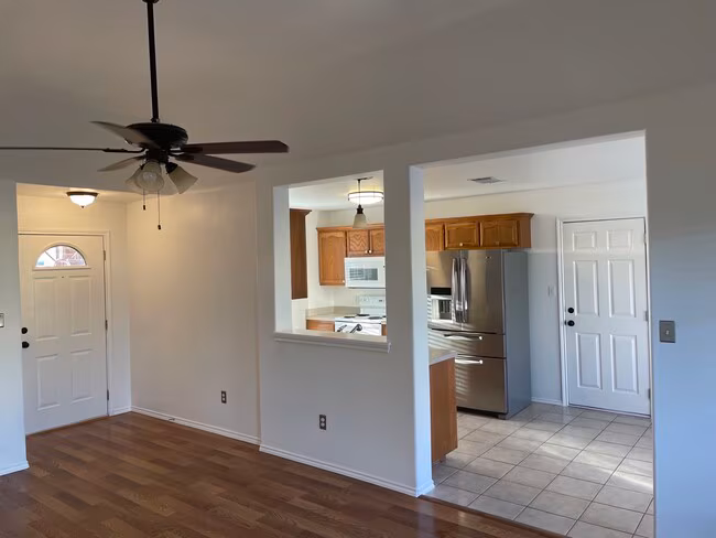 2404 Thomas St Taylor, TX 76574 photo 3