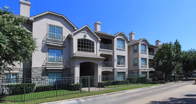 Village On The Parkway Apartments photo 5