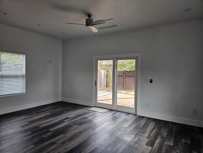 Sunny and Bright Newly Constructed 3-bedroom Home photo 4