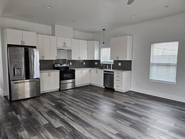 Sunny and Bright Newly Constructed 3-bedroom Home photo 2