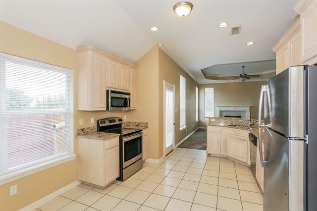 1424 Sierra Blanca Dr Burleson, TX 76028 photo 5
