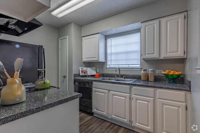Brandon Oaks Apartment Homes photo 4