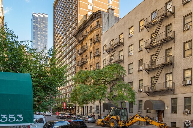 342 W 56th St New York, NY 10019 photo 5