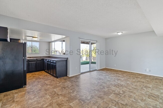 13027 N 28TH Place photo 4