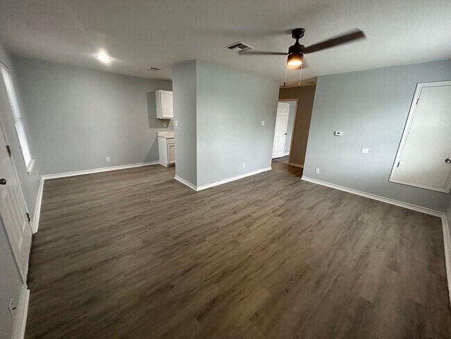 1105 New Laredo Hwy San Antonio, TX 78211 photo 3