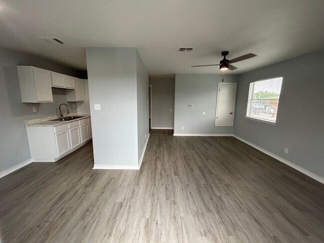 1105 New Laredo Hwy San Antonio, TX 78211 photo 2