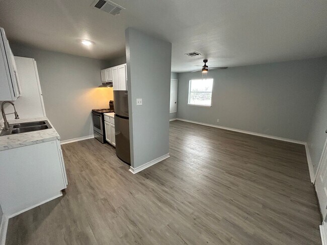 1105 New Laredo Hwy San Antonio, TX 78211 photo 4