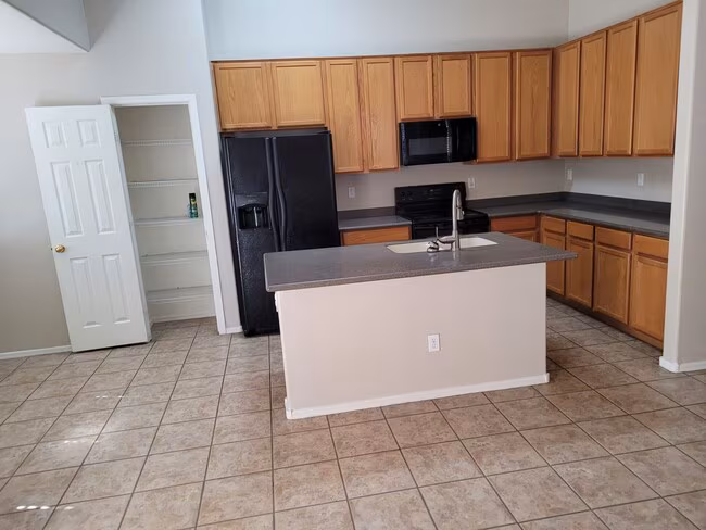 10933 W Minnezona Ave Phoenix, AZ 85037 photo 4