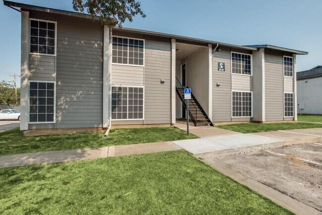 1002 Edmonds Ln Lewisville, TX 75067 photo 3
