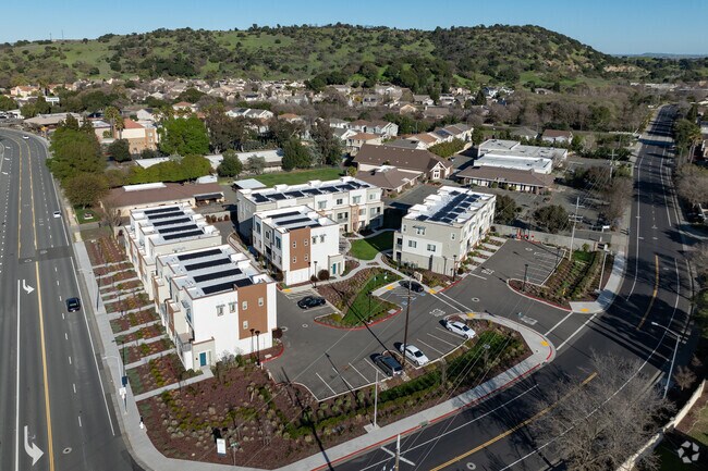 Estaire Luxury Townhomes photo 4