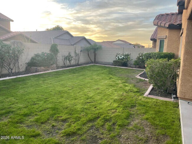 10743 W Desert Elm Ln Peoria, AZ 85383 photo 2