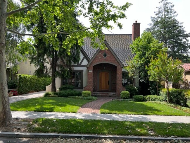 WILLOW GLEN - Custom crafted English Tudor - designer’s delight. photo 2