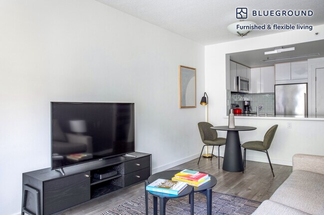 240 Lombard St San Francisco, CA 94111 photo 3