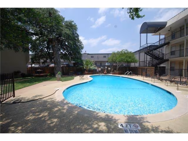 910 Duncan Ln Austin, TX 78705 photo 2