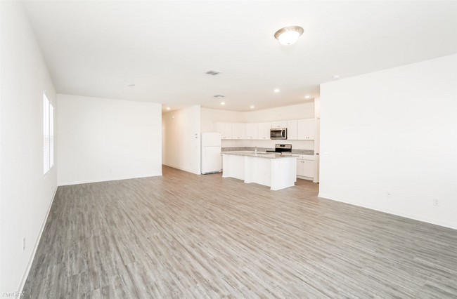 220 N Burleson Blvd photo 4