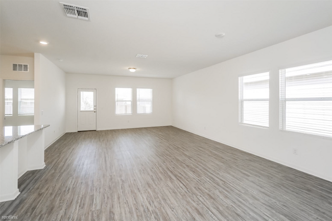 220 N Burleson Blvd photo 3