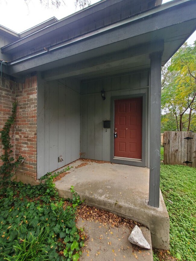 7806 Topawa Cove Austin, TX 78729 photo 2