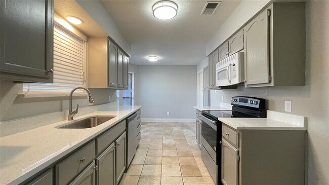 2217 Roman Court, Dalworthington Gardens, TX 76013 photo 2