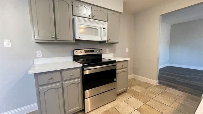 2217 Roman Court, Dalworthington Gardens, TX 76013 photo 4