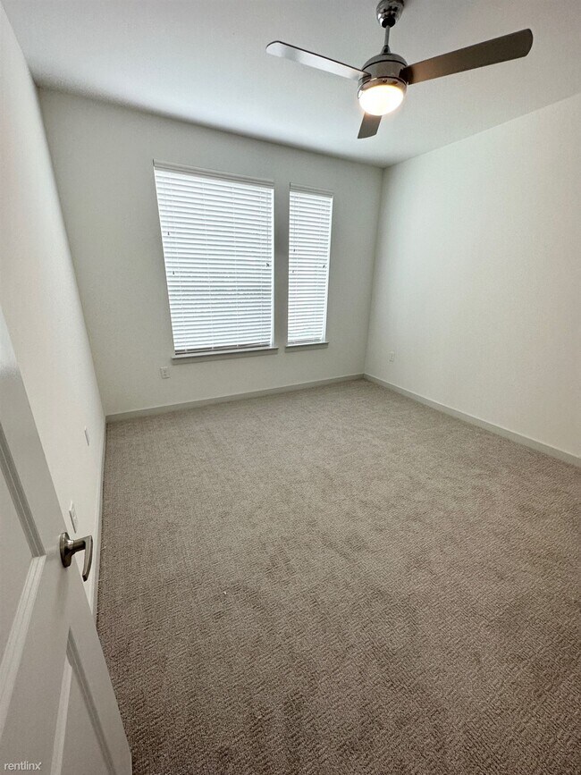 1027 N Saginaw Blvd photo 4