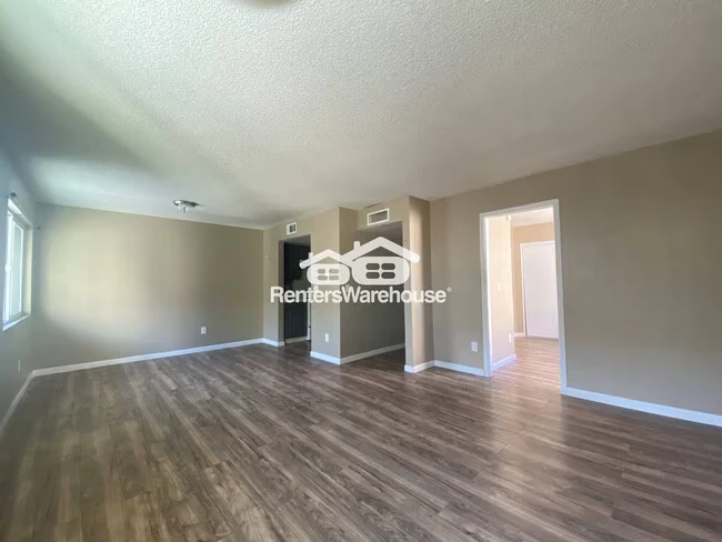 2686 N 43RD Avenue photo 4