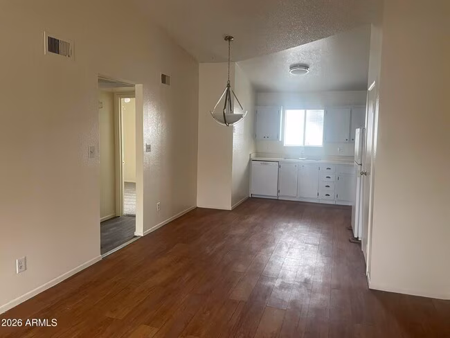 465 W Ivyglen St photo 3