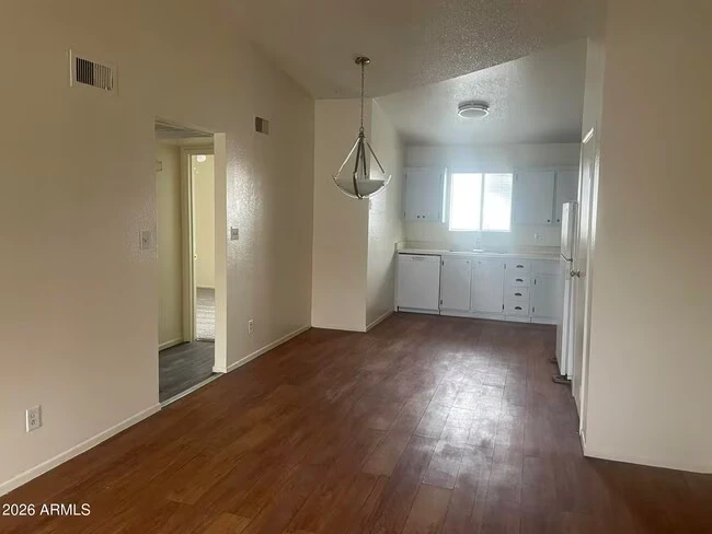465 W Ivyglen St photo 5