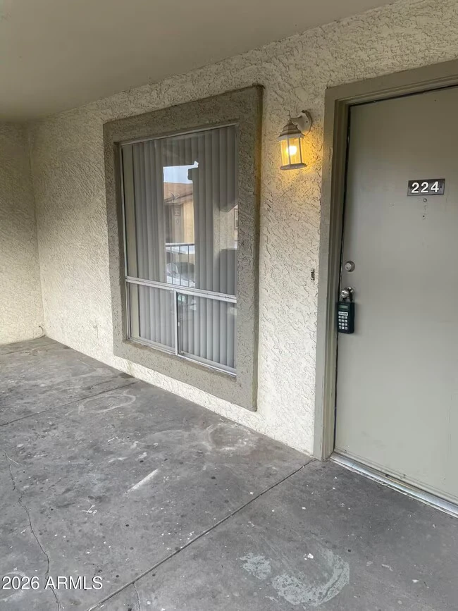 465 W Ivyglen St photo 3