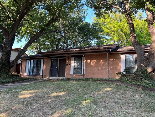 1114 Denmark Drive, Grand Prairie, TX 75050 photo 2