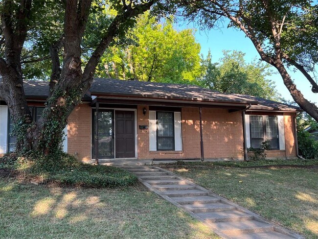 1114 Denmark Drive, Grand Prairie, TX 75050 photo 3