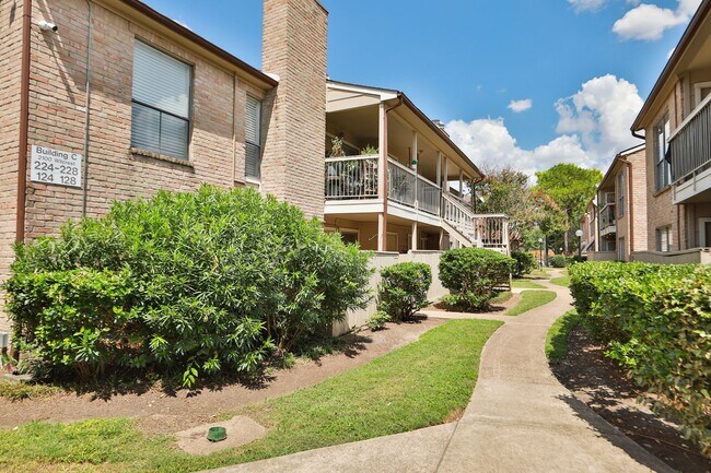 2100 Wilcrest Drive, Houston, TX 77042 photo 2