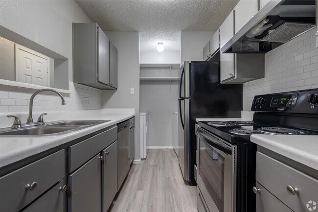 7610 Cameron Rd Austin, TX 78752 photo 2