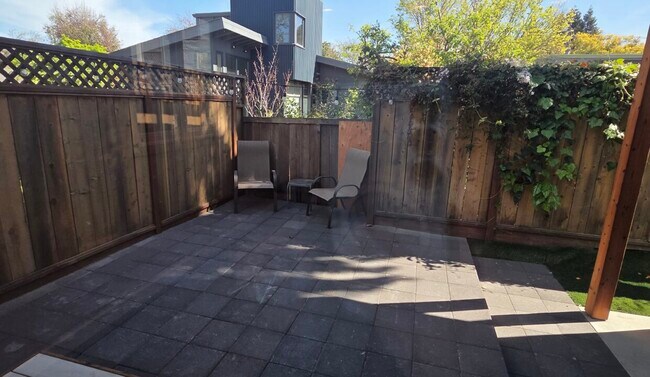 2161 N Valley St Berkeley, CA 94702 photo 2