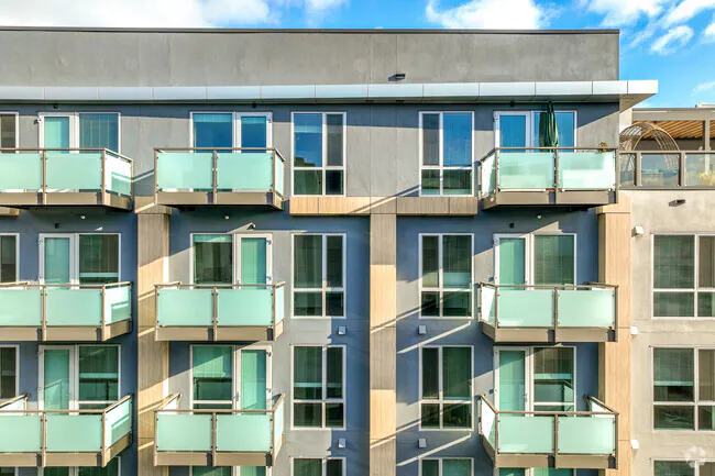 Link Apartments® Four12 photo 5