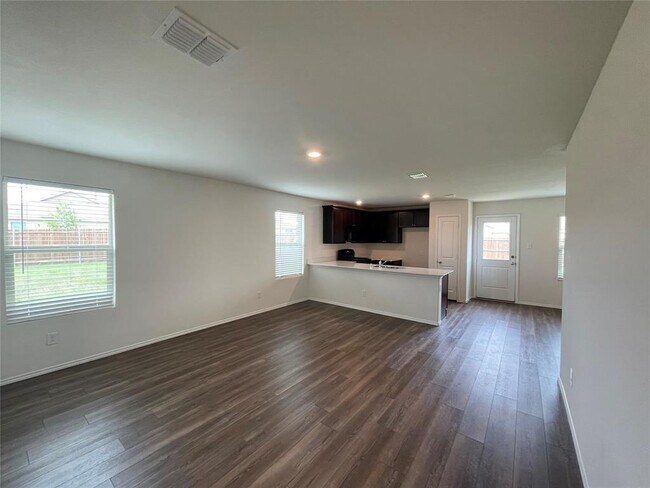 1204 Lady Bird St Ennis, TX 75119 photo 4