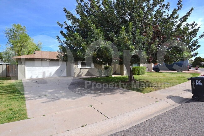 8634 E Rancho Vista Dr Scottsdale, AZ 85251