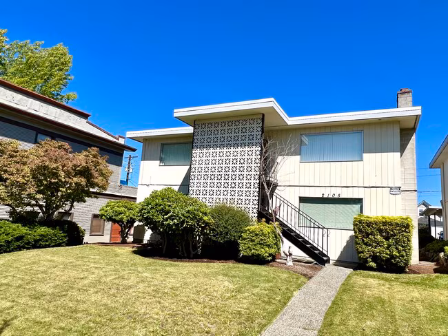 2105 Colby Ave Everett, WA 98201 photo 2