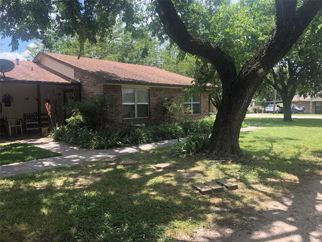 709 Witt St Wolfe City, TX 75496 photo 5