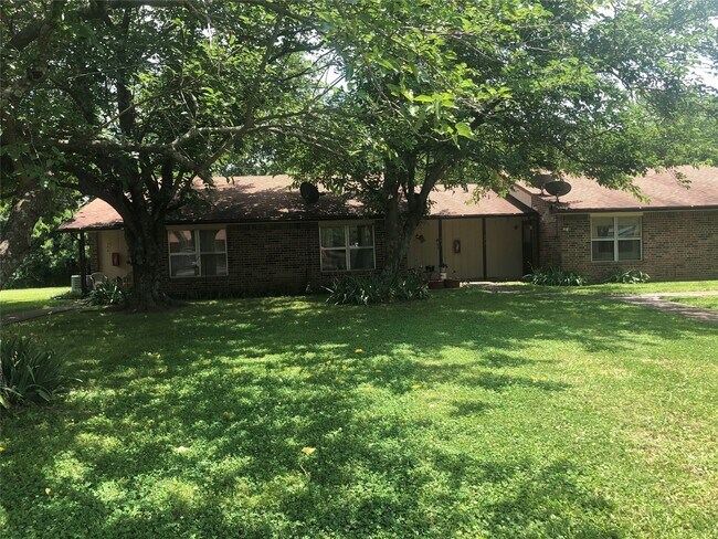 709 Witt St Wolfe City, TX 75496 photo 4