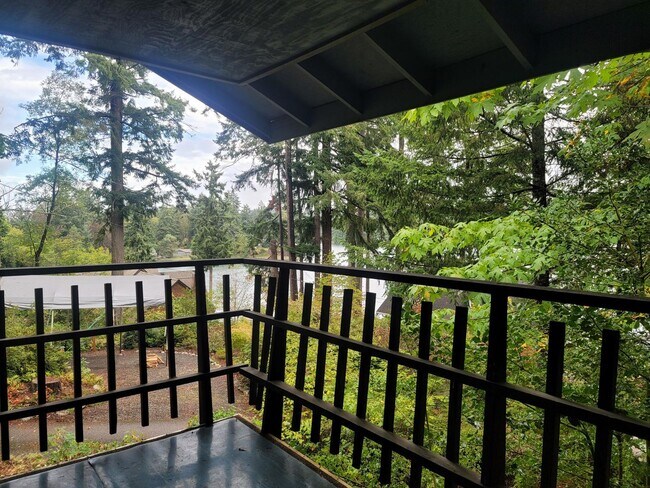 1112 Shorewood Dr Bremerton, WA 98312 photo 2