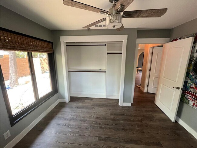 5802 Woodrow Ave Austin, TX 78756 photo 2