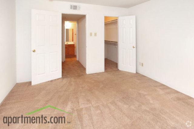 Le Chateau Apartments photo 3