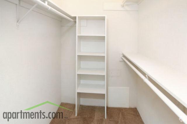 Le Chateau Apartments photo 5