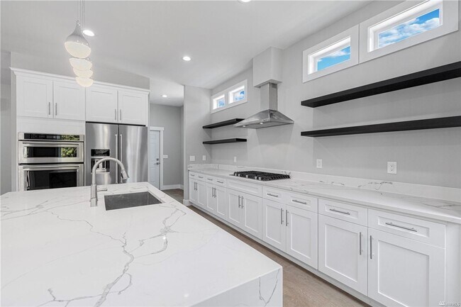 Newly Built 6 Bed 5.5 Bath Home In Kirkland photo 2