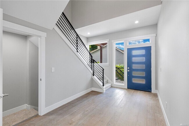 Newly Built 6 Bed 5.5 Bath Home In Kirkland photo 4