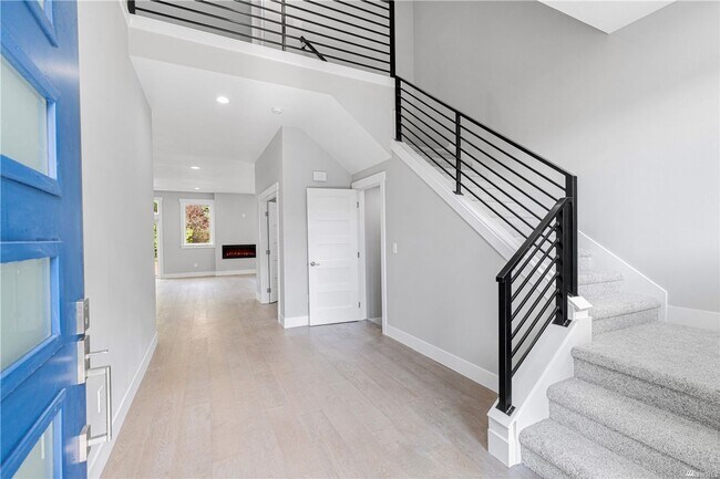 Newly Built 6 Bed 5.5 Bath Home In Kirkland photo 3